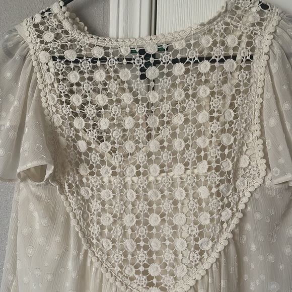 Rain brand size M -flowy light crème blouse with built-in slip tank -worn once - Picture 5 of 7